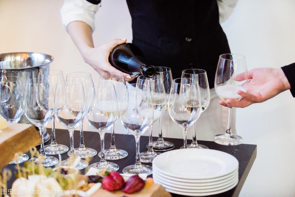 餐饮服务员 餐饮服务中的关键角色与专业要求