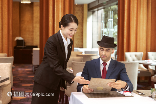 跨文化交流中的贴心服务 餐厅服务员如何为外国客人提供菜单